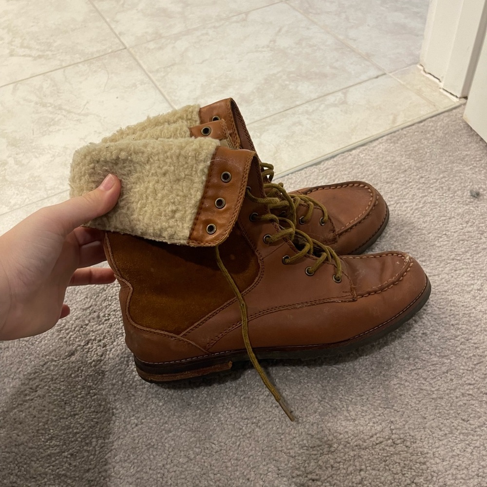 Leather boots with fur hem